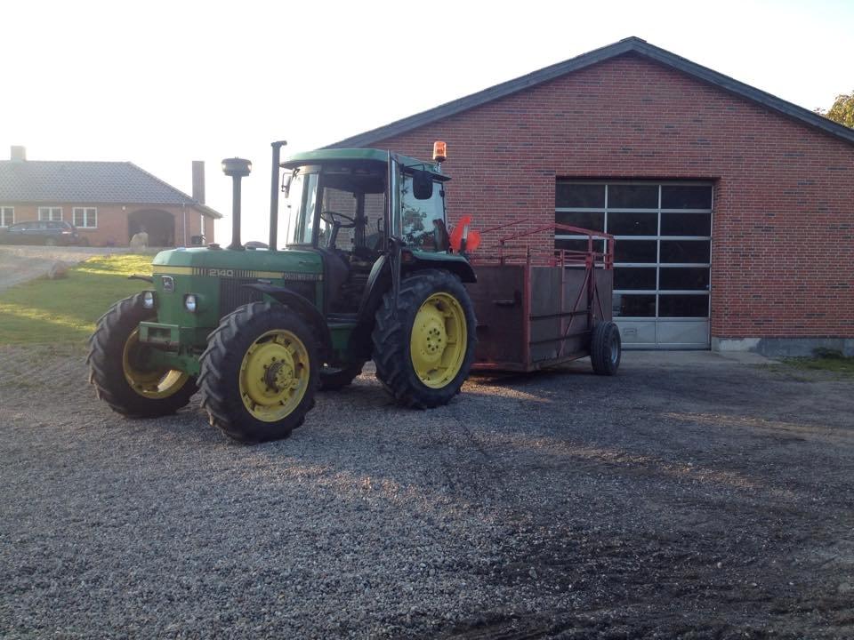 John Deere 2140 - Med kreaturvognen  billede 6