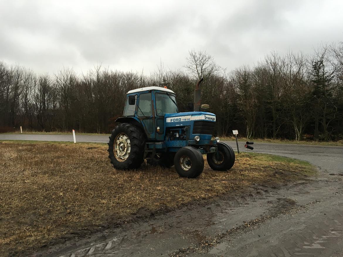 Ford TW 10 - Her venter den på at lastbilen komme dagen efter, for at samle denne lækre sag op. billede 29