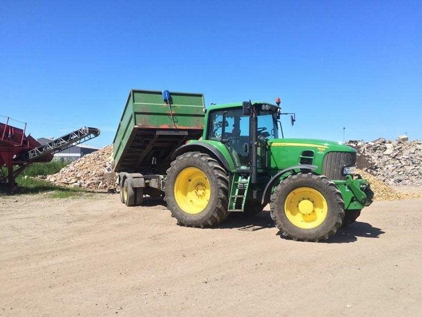 John Deere 7530 - Ude med et læs brokker billede 1