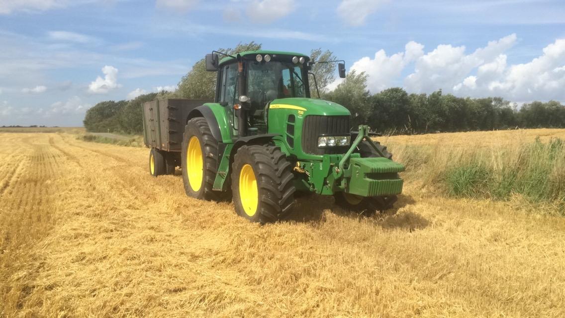 John Deere 7530 - køre korn med den lille vogn billede 6