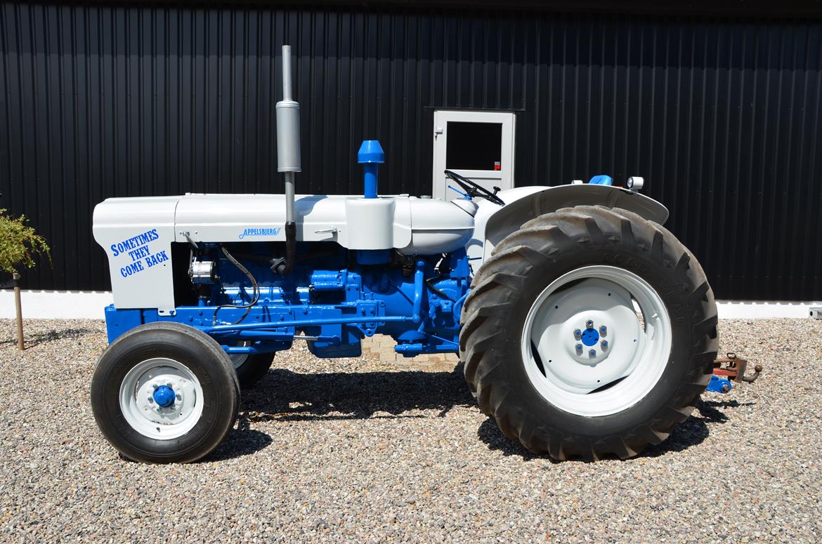 Fordson County Super Six - Det specielle snude-design får traktoren til at virke meget lang i forhold til en normal Major billede 2