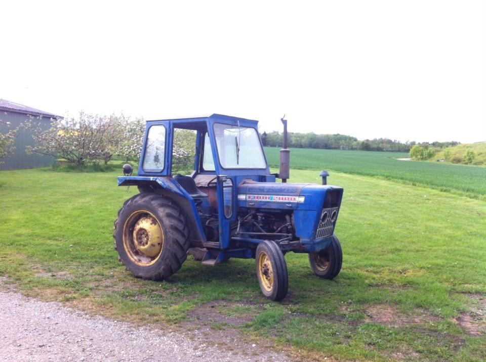 Ford 2000 Y - Står flot, men alt der mangler på traktoren er inde i lade, men regner med at jeg får malet fælgene snart. billede 1