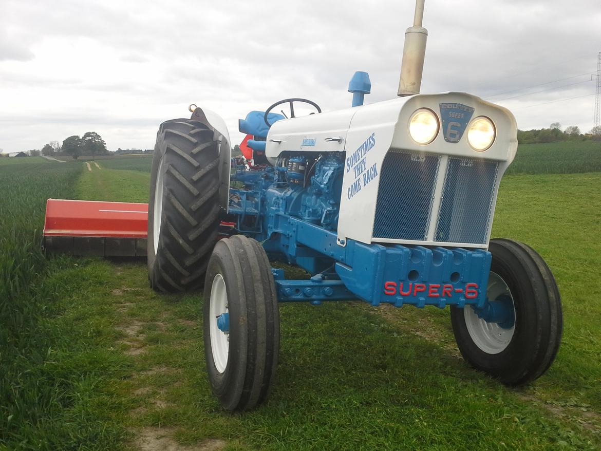 Fordson County Super Six - Traktoren prøver kræfter med min 3 meter slagleklipper. Intet problem med 130 hk. billede 16