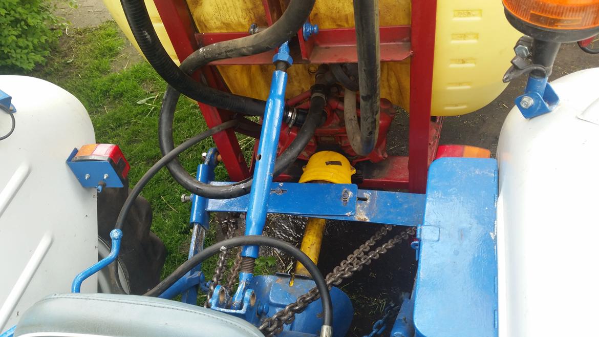 Fordson Dexta  - vi har valgt at skåne liften, så sprøjten hænger i den kæde man kan se. billede 22