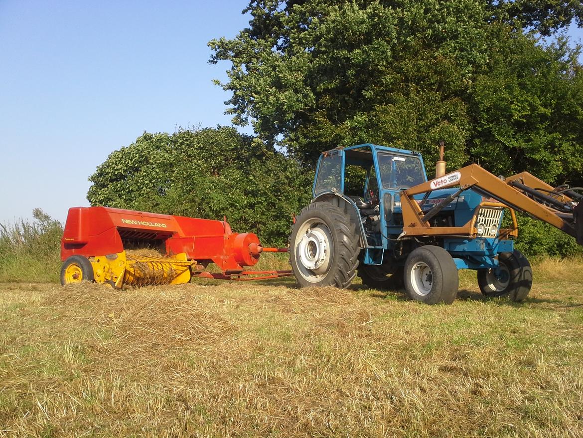 Ford 5000 Y - En ny opgave tilkom den kære gamle traktor i år da jeg fik en gammel halmpresser. Vi har nu presset 400 baler hø og håber på det dobbelte til næste år. Super maskinsæt ;o) billede 3