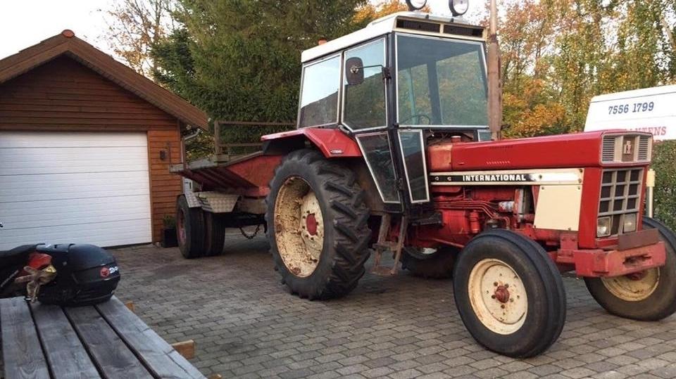 International Harvester 844-S - Her ses den med en vogn jeg lige har fået til den. billede 1