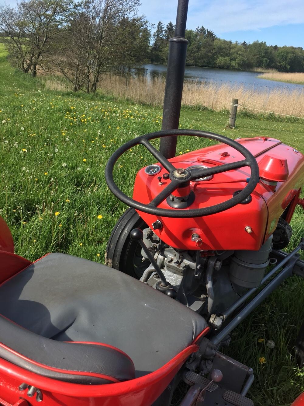 Massey Ferguson 35 diesel - Førerpladsen med dejligt sæde billede 3