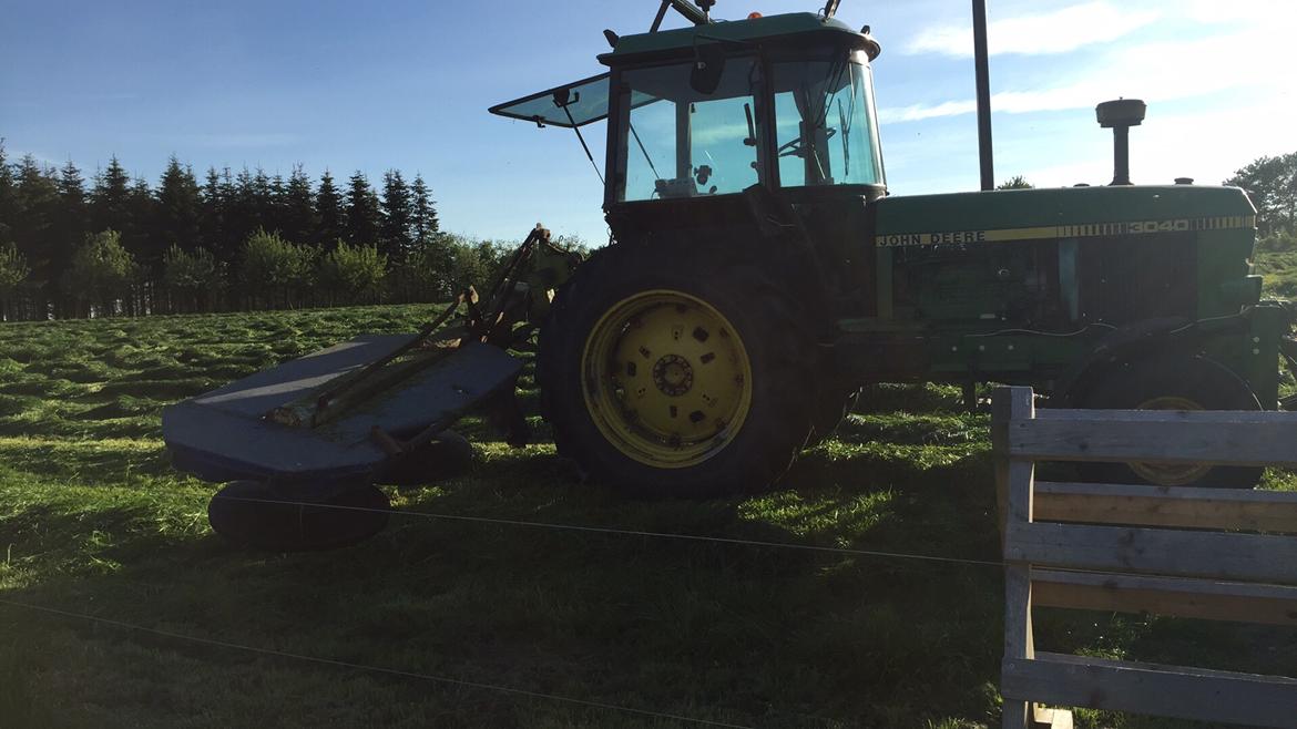 John Deere 3040 - første gang wrap i 2017 men en lånt gamle claas tromleslåmaskine  billede 30