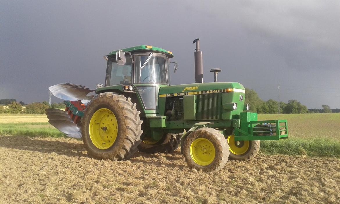 John Deere 4240 - Pløjning med en flot lille himmel i baggrunden. Nu med nye bagdæk billede 26