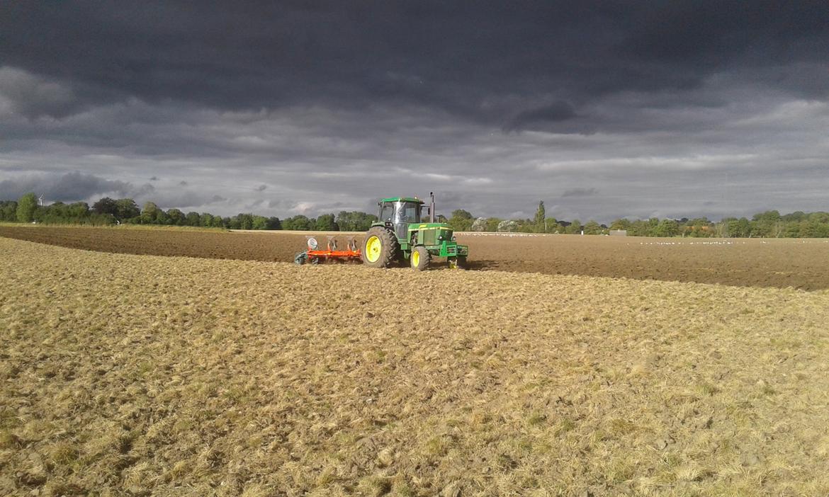 John Deere 4240 - Mere pløjning med sort himmel. Et normalt syn i efteråret 2017 billede 27