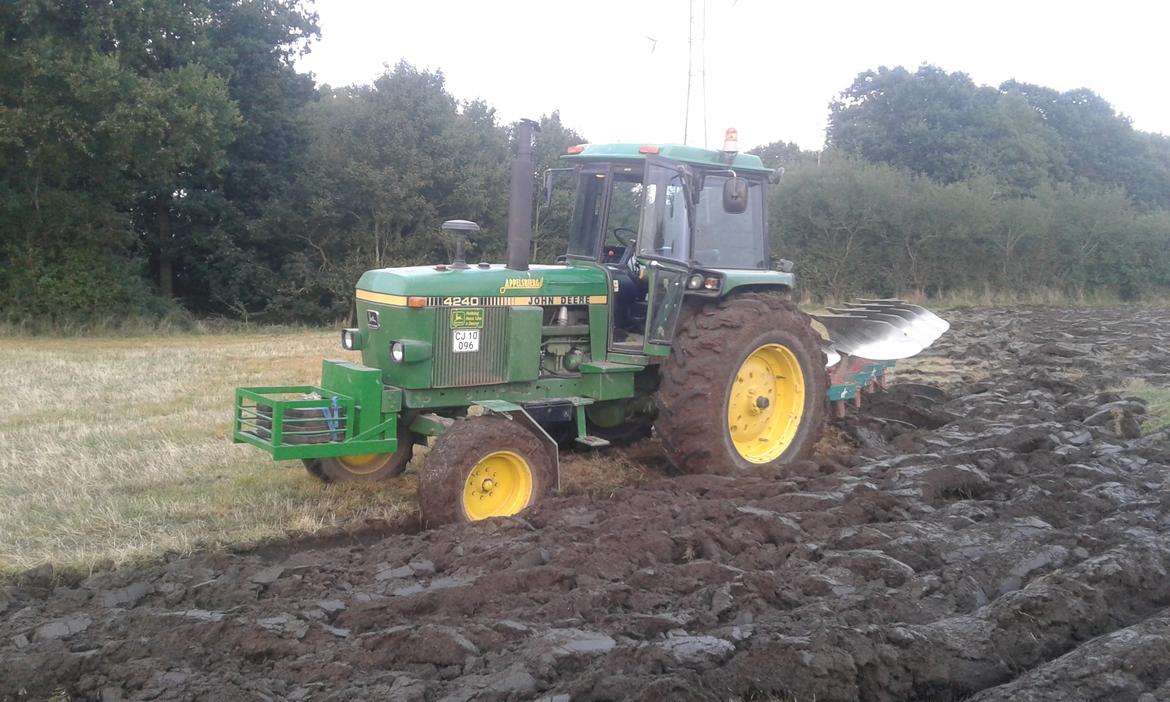 John Deere 4240 - Et stykke græs der har ligget brak i 20 år lægges om. Det var lige på grænsen til hvad man kan med tohjulstræk billede 30