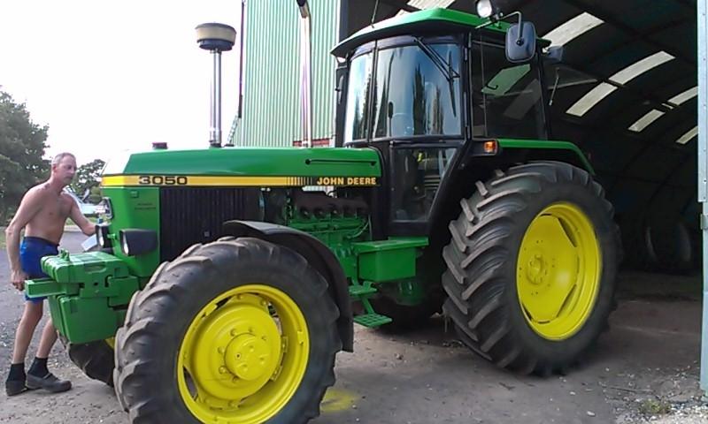 John Deere 3050 - Nymalet 2014, fatter lægger sidste hånd på klistermærkerne billede 11