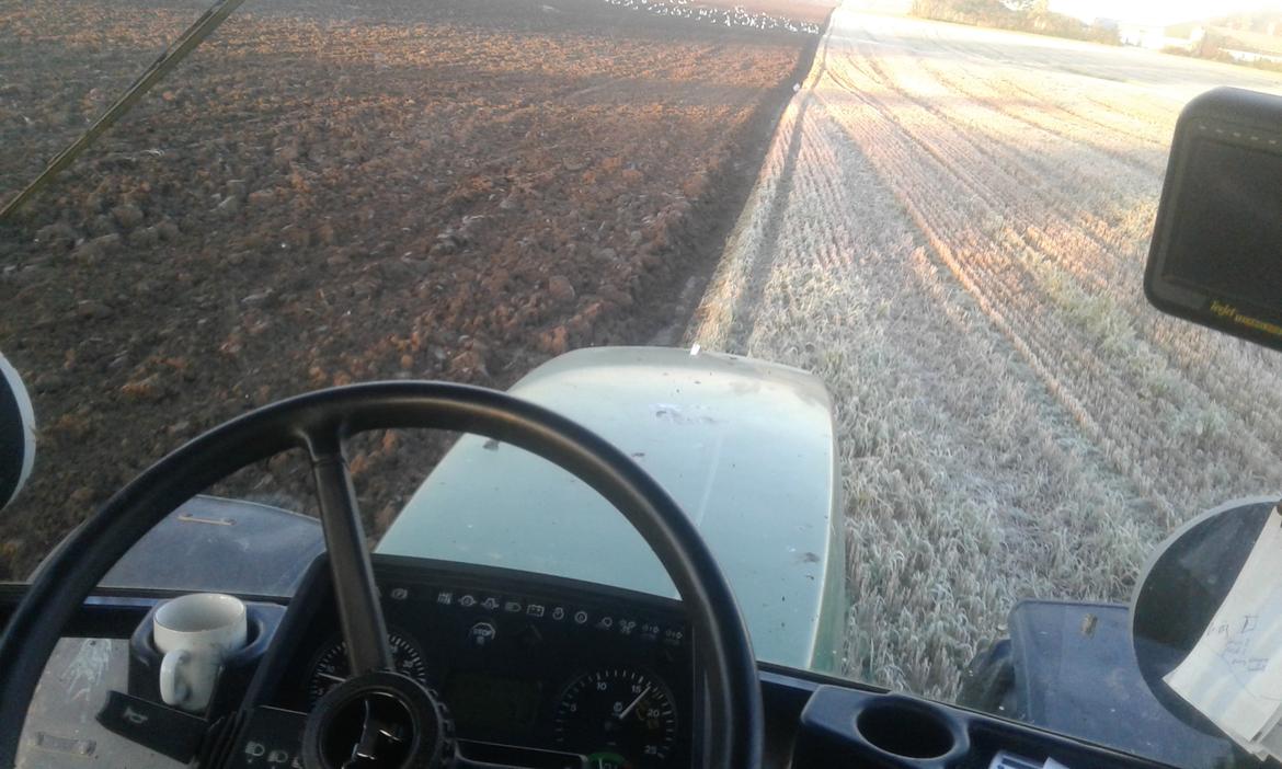 John Deere 6900 - VInterpløjning en dejlig novemberdag. Stille og roligt med 1500 rpm og 8,5 km/t og den firefurede på slæb billede 33