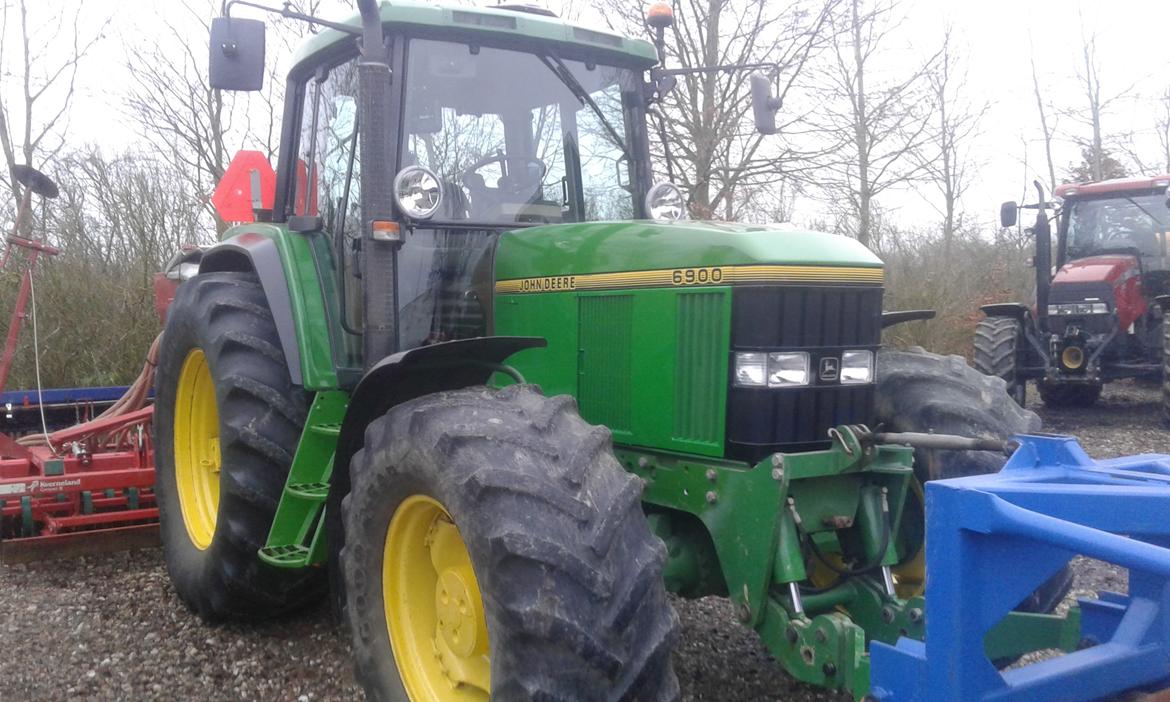 John Deere 6900 - Nu med nymalet hjelm, sideplader, trin og kølergrill. Der kom også fire nye lygter foran. Nu mangler bare varmeskjoldet omkring udstødningen billede 37