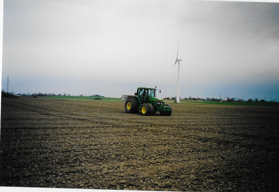 John Deere 6900 - Gødskning dengang vi havde terra hjul til den. Vi konkluderede dog hurtigt at det er hurtigere at montere tvillinghjul end at bytte alle fire ruller billede 39