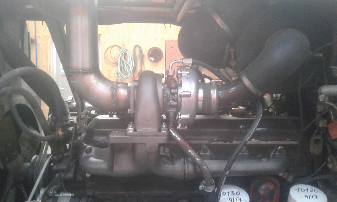 Fiat 115-90 - Ny turbo + manifold monteret. Traktoren skal egentlig ikke trække særlig hårdt med de opgaver den får, så turboen skal bare sikre den rette Fiat-lyd ;o) billede 30
