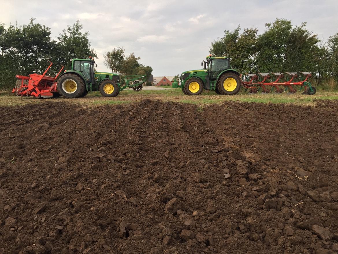 John Deere 6830 Premium - Her foran såmaskinen. billede 9