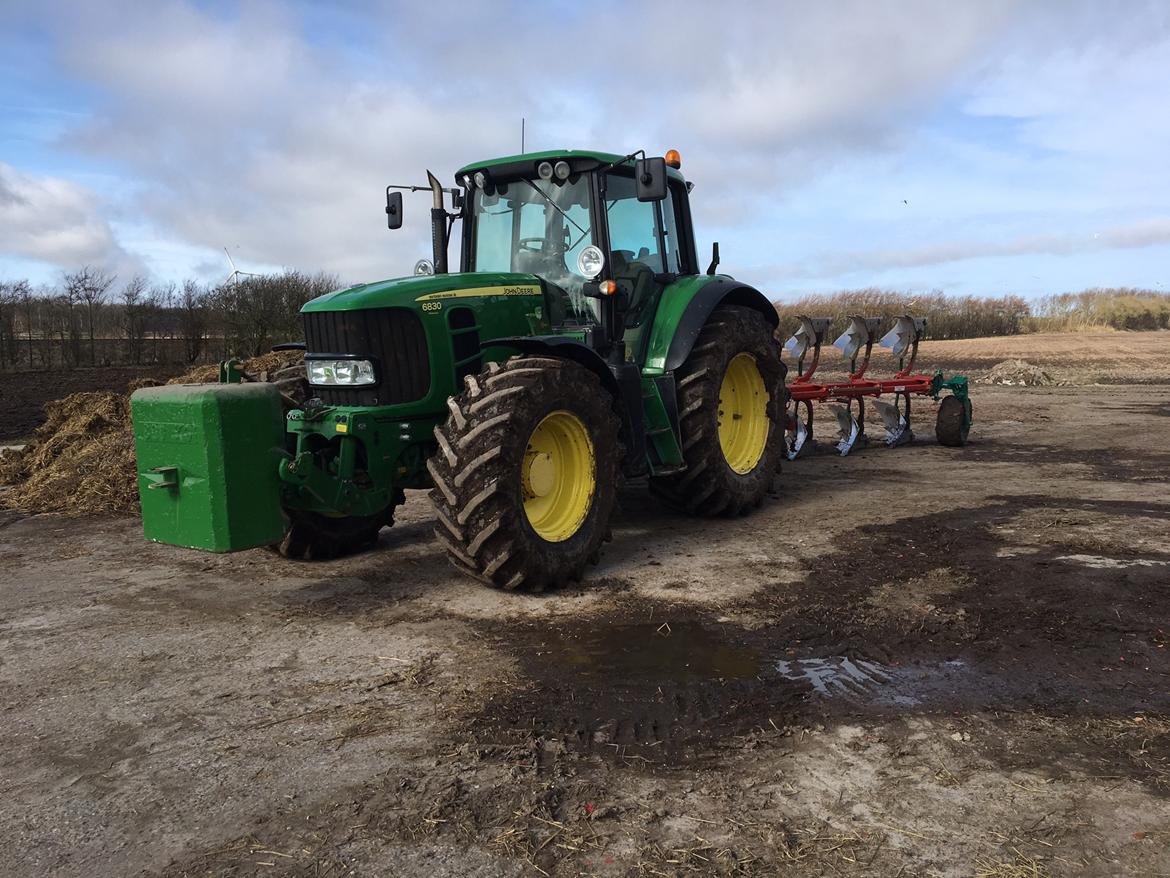 John Deere 6830 Premium - Den afløste lige vores 6155R, foran ploven. Dejlig sæt. billede 17
