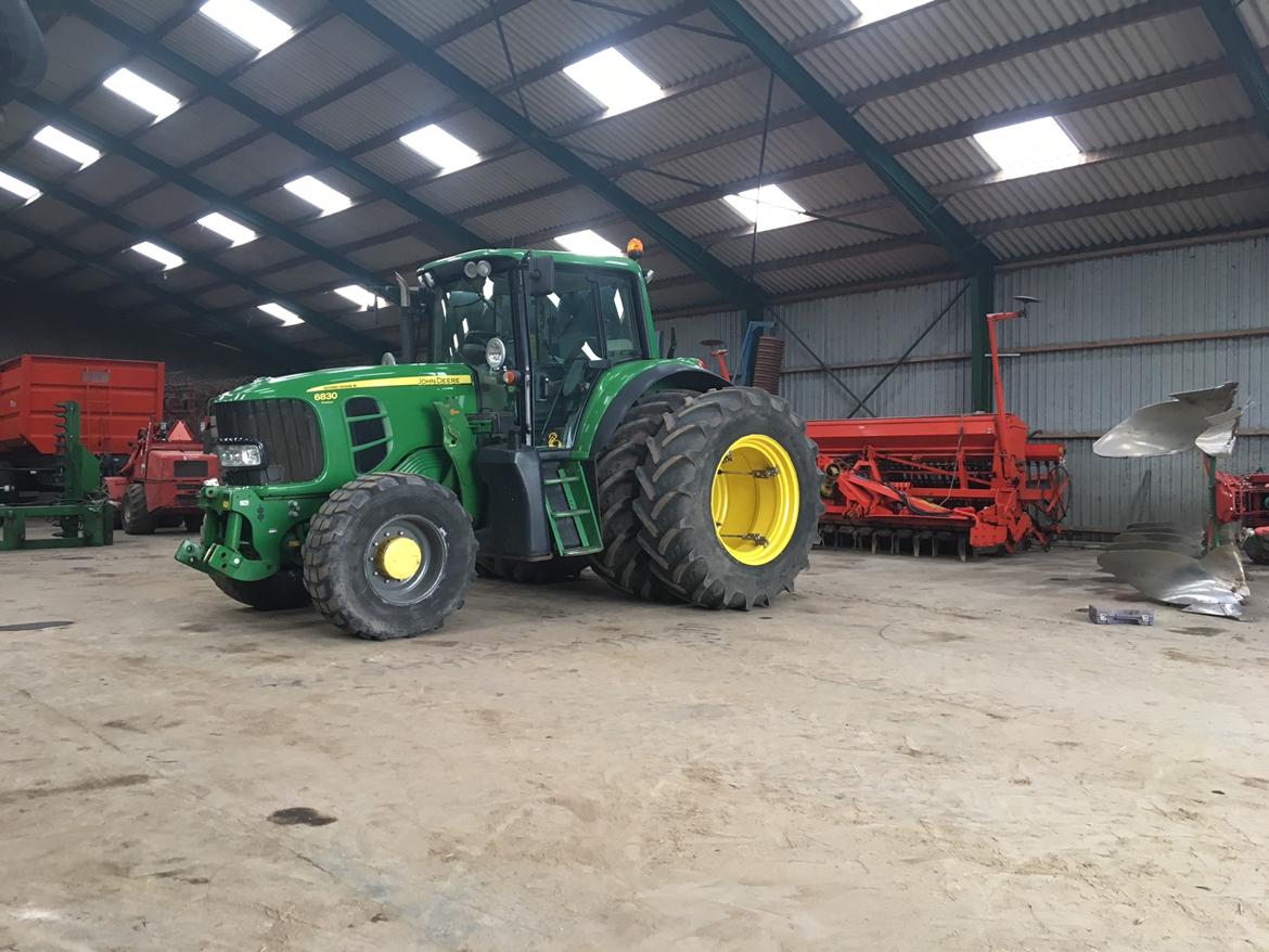 John Deere 6830 Premium - Jeg skulle lige se, om jeg kunne veje den ned til 7500 kg med tvillingehjul. Men det lykkedes ikke. billede 18