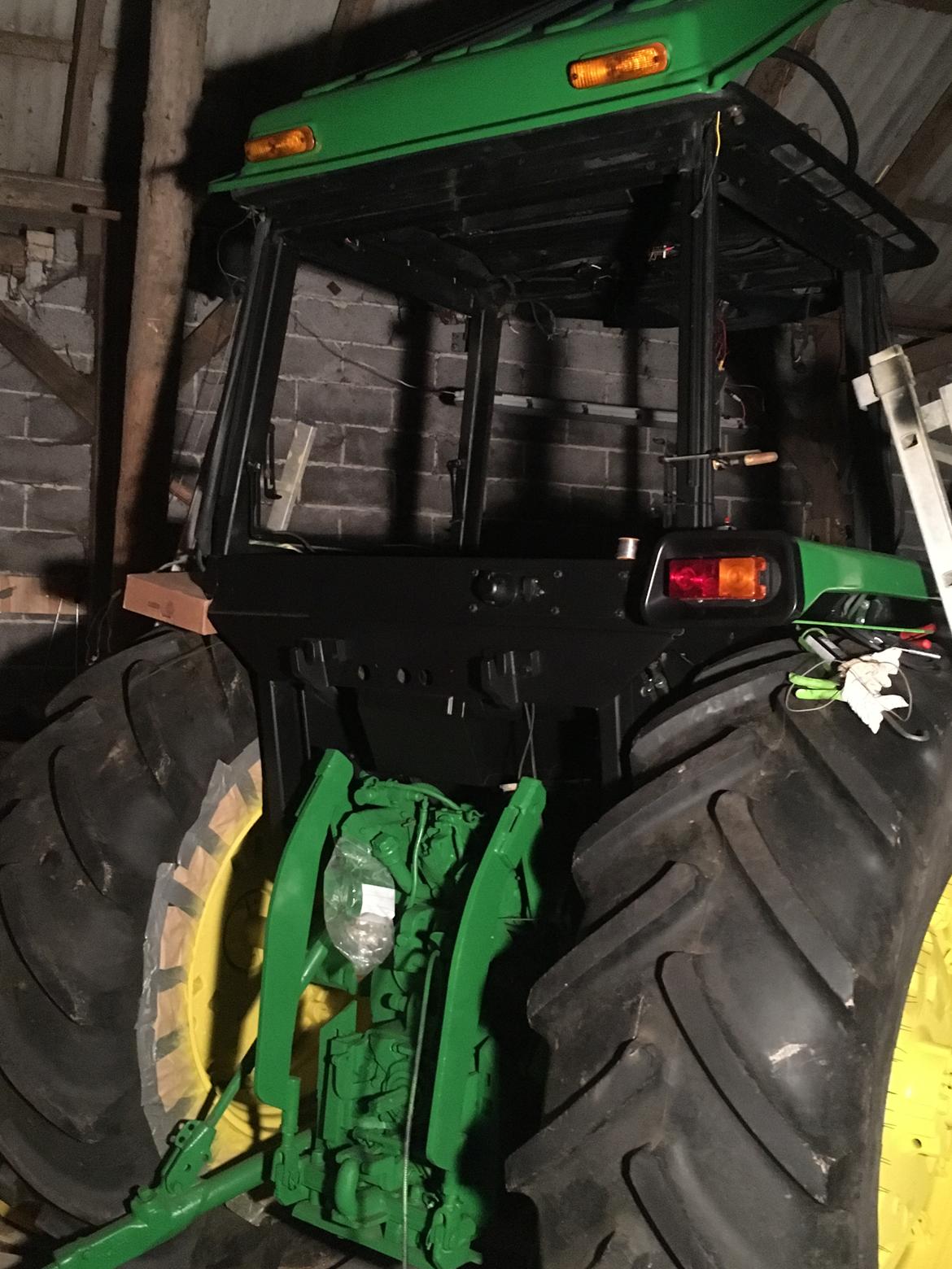 John Deere 4240 2wd - Så er der kommet skærm og lys på i højre side billede 12