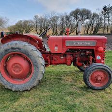 International Harvester B 275 Benzin