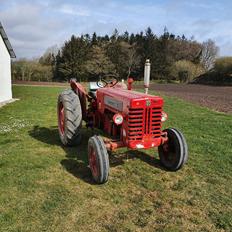 International Harvester B 275 Benzin