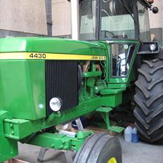 John Deere 4430