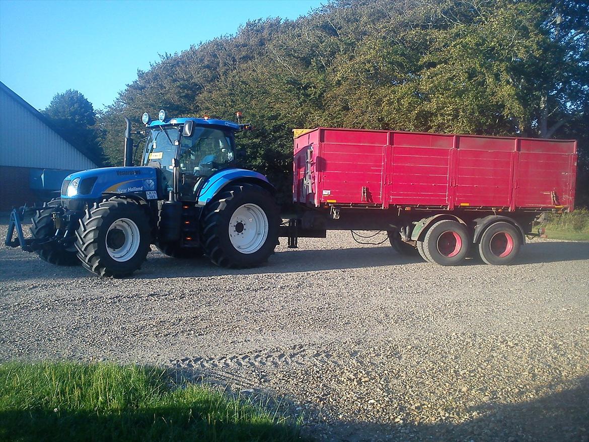 New Holland T6080 PowerCommand - Havde lånt en vogn til at køre korn billede 2