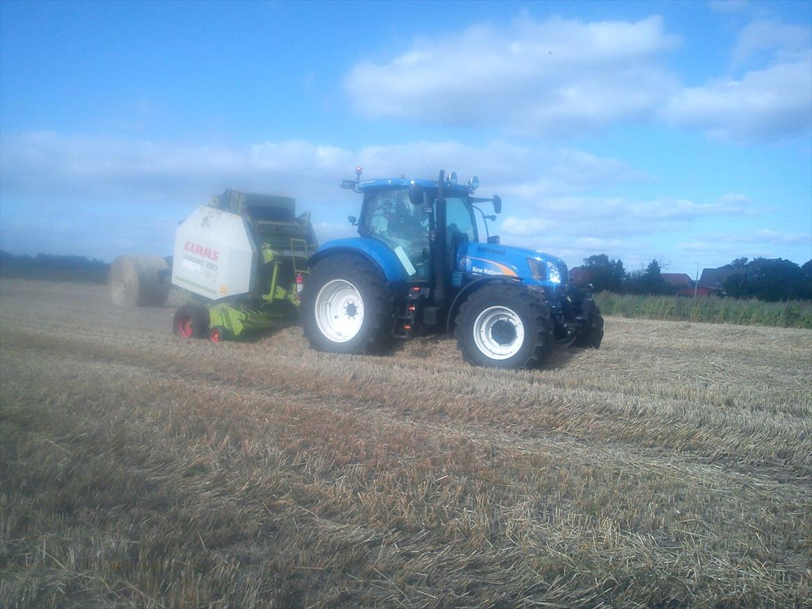 New Holland T6080 PowerCommand - Presser lidt rundballer for en anden mand billede 3