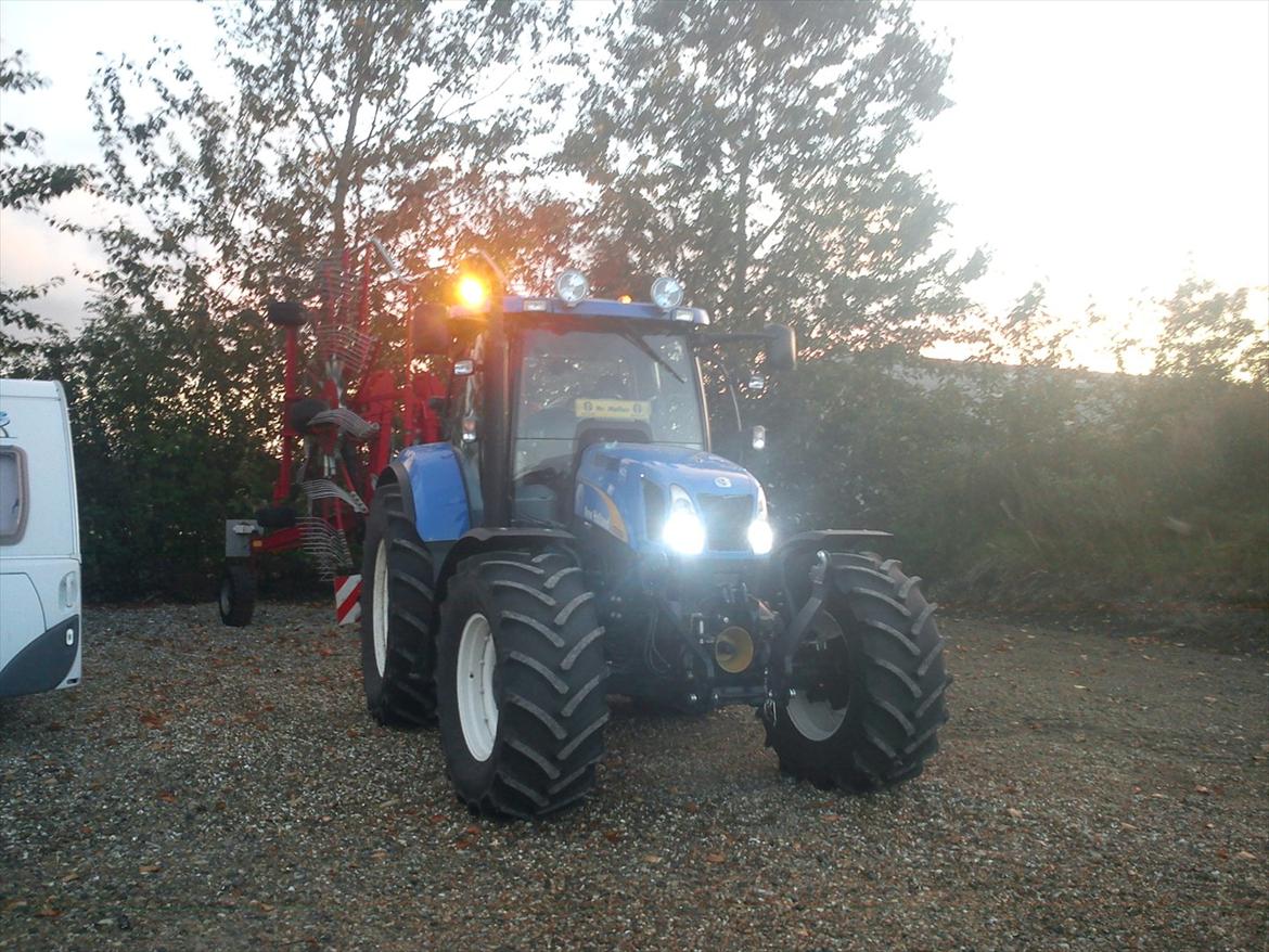 New Holland T6080 PowerCommand - Ude og hente vores nye rive billede 4