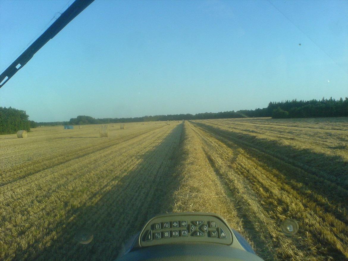 New Holland T6080 PowerCommand - Der er et rimelig godt lag halm på billede 12