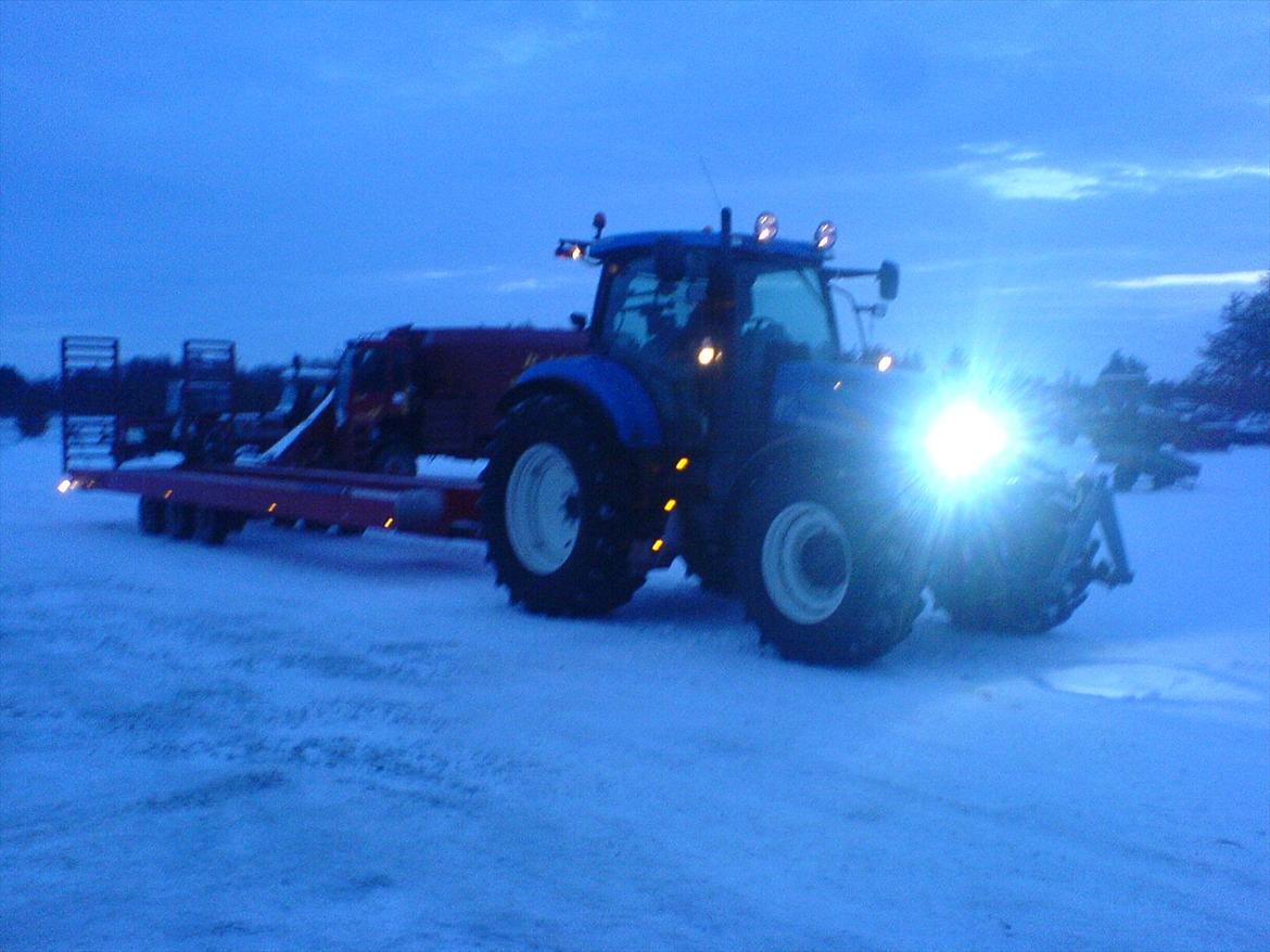 New Holland T6080 PowerCommand - Havde lige slæbt blokvognen med ud på arbejde for at hente Forden hjem billede 13