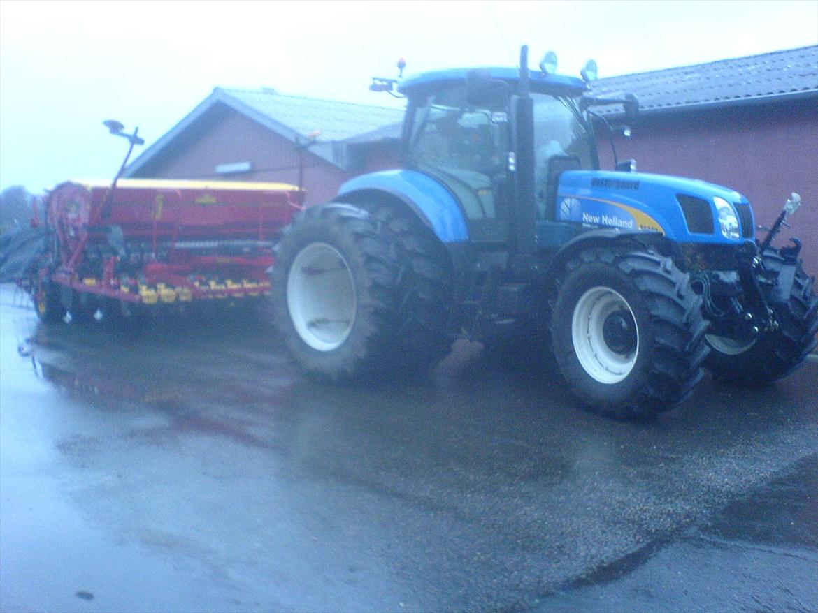 New Holland T6080 PowerCommand - vi havde lånt en Väderstad såmaskine med skiveskær til at så i græsmarkerne med billede 15