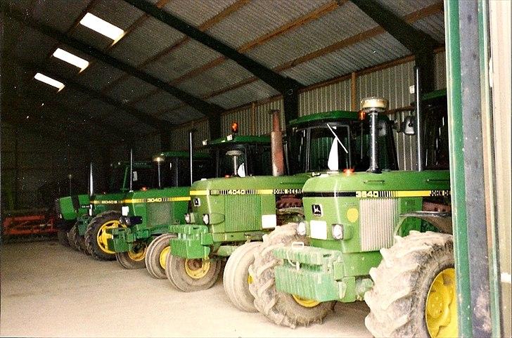 John Deere 4040 - Her holder den så som nummer 2 i rækken. Eneste traktor af de her vi stadig ejer er 4040.
Fra højre: JD 3640, JD 4040, JD 3040, JD 2040s og Deutz DX 85. billede 14