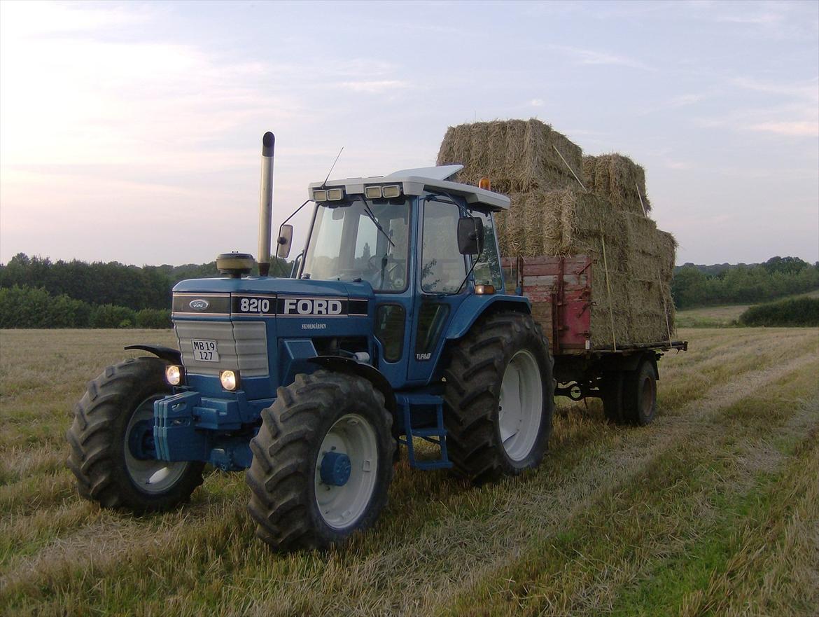 Ford 8210 FORCE II - Slæber lige et lille læs halm.. billede 4