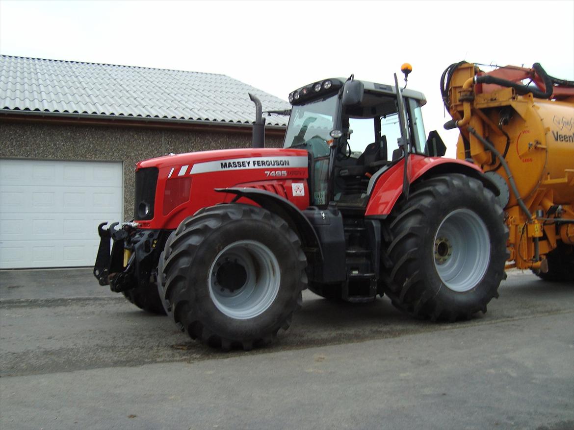 Massey Ferguson 7495 Dyna VT - Her er den lige kommet hjem med nye bredere dæk samt front PTO og tilpasset til gyllevognen. Efter forårs arbejde 2010. billede 2