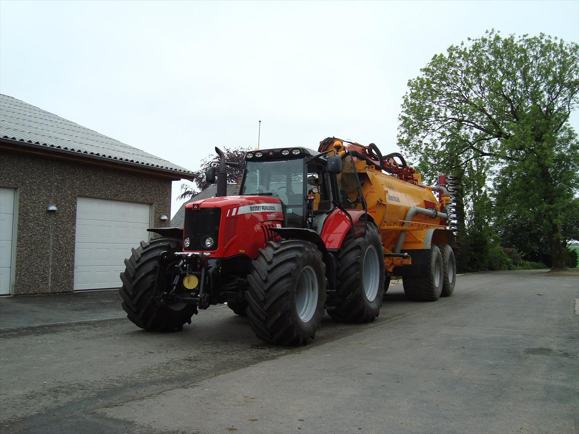 Massey Ferguson 7495 Dyna VT - Her er den lige kommet hjem med nye bredere dæk samt front PTO og tilpasset til gyllevognen.  Efter forårs arbejde 2010. billede 4