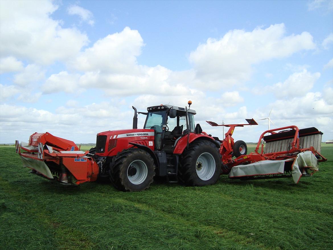 Massey Ferguson 7495 Dyna VT - Første slæt 2011. Her ses MF'en med ny indkøbt KUHN skårlægger. Sættet er købt brugt!. Juni 2011 billede 7