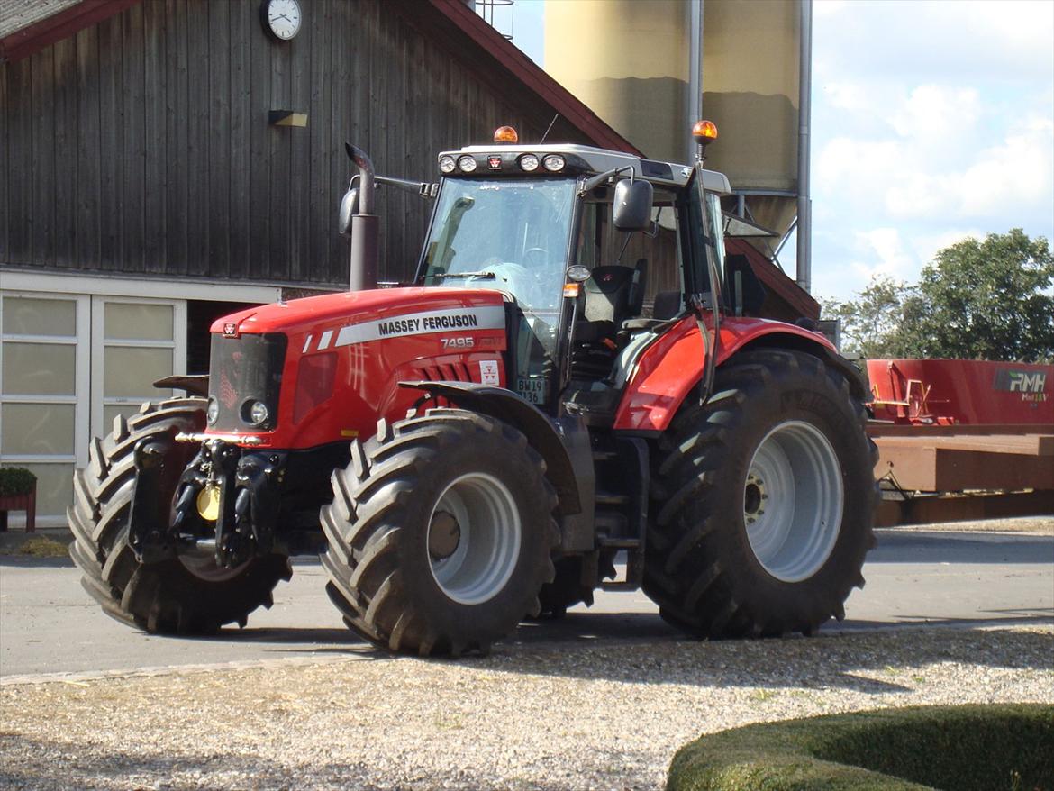 Massey Ferguson 7495 Dyna VT - Her holder hun og venter på at hente halm. Hold kæft den ser godt ud..læg mærke til hvordan lagen skinder :P Sommer 2011 billede 1