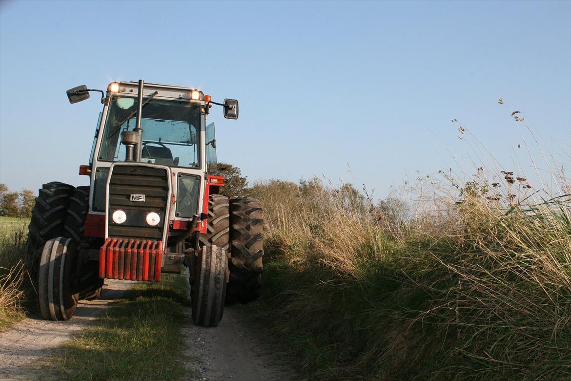 Massey Ferguson 690 - den er ret bred på de mindre grusveje , man skal ikke dreje meget før man er på vej op over kanterne og ind på de omkring liggende marker .... billede 9