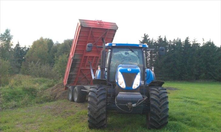 New Holland T7030 - kører jord billede 2