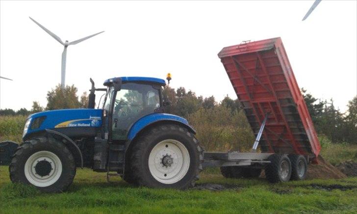 New Holland T7030 - kører lidt mere jord billede 17