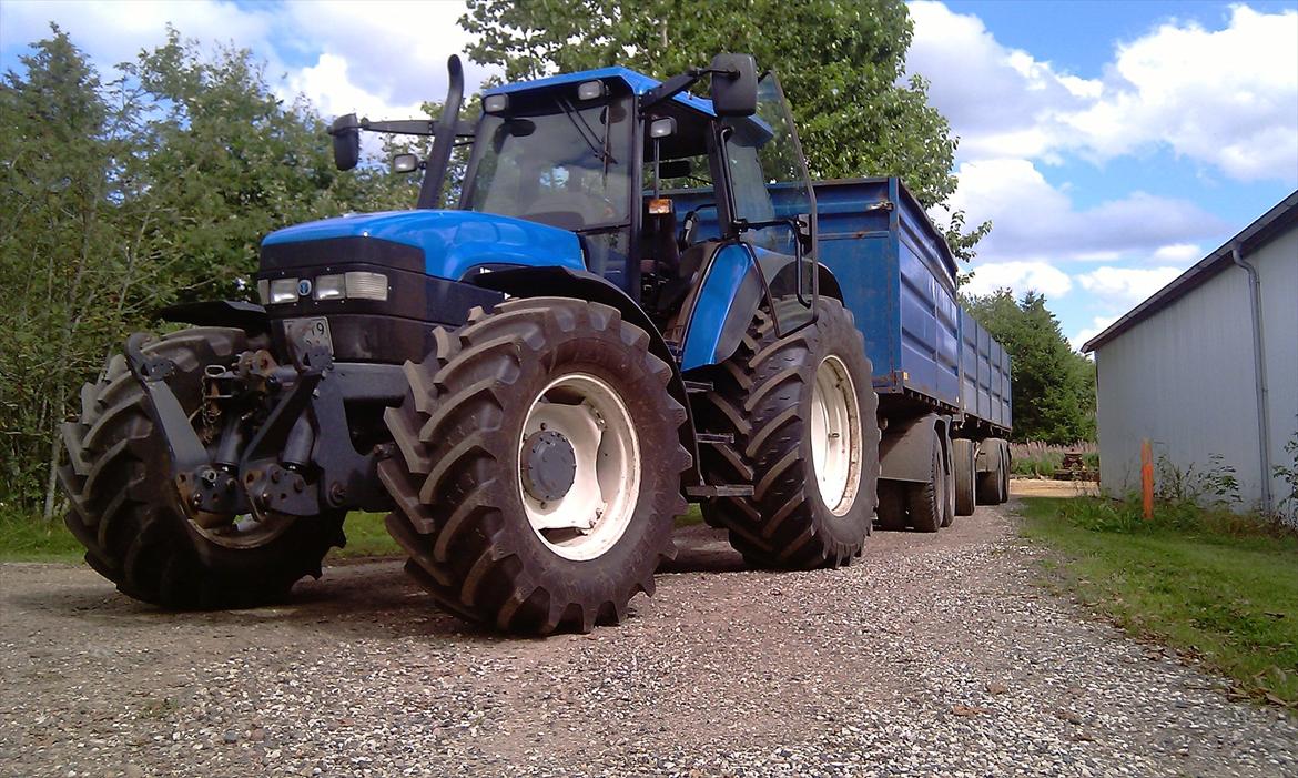 New Holland TM 135 - Sådan ca 23 meter bliver den med den gamle Nopa anhænger efter og så runder brovægten også de 60+ det er nu helt okay :)  billede 8