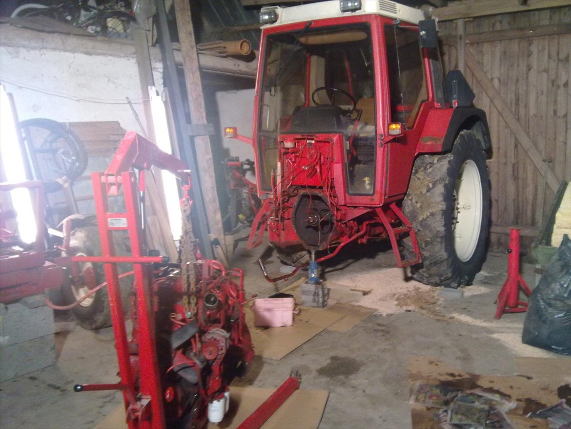 International Harvester 844 XL - Marts 2011. Gammel motor må ud. Fandt en brugt motor fra en mejetærsker. Efter et par dage spandt IH'en igen billede 2