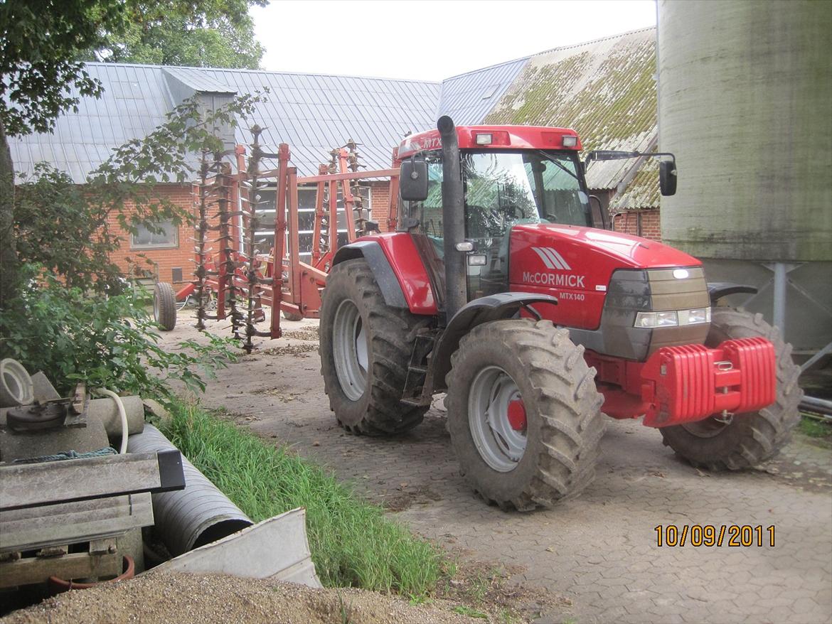 McCormick MTX 140 - Vi havde lige lejet en spaderulleharve, til at nedmulde rapsstube med. billede 4