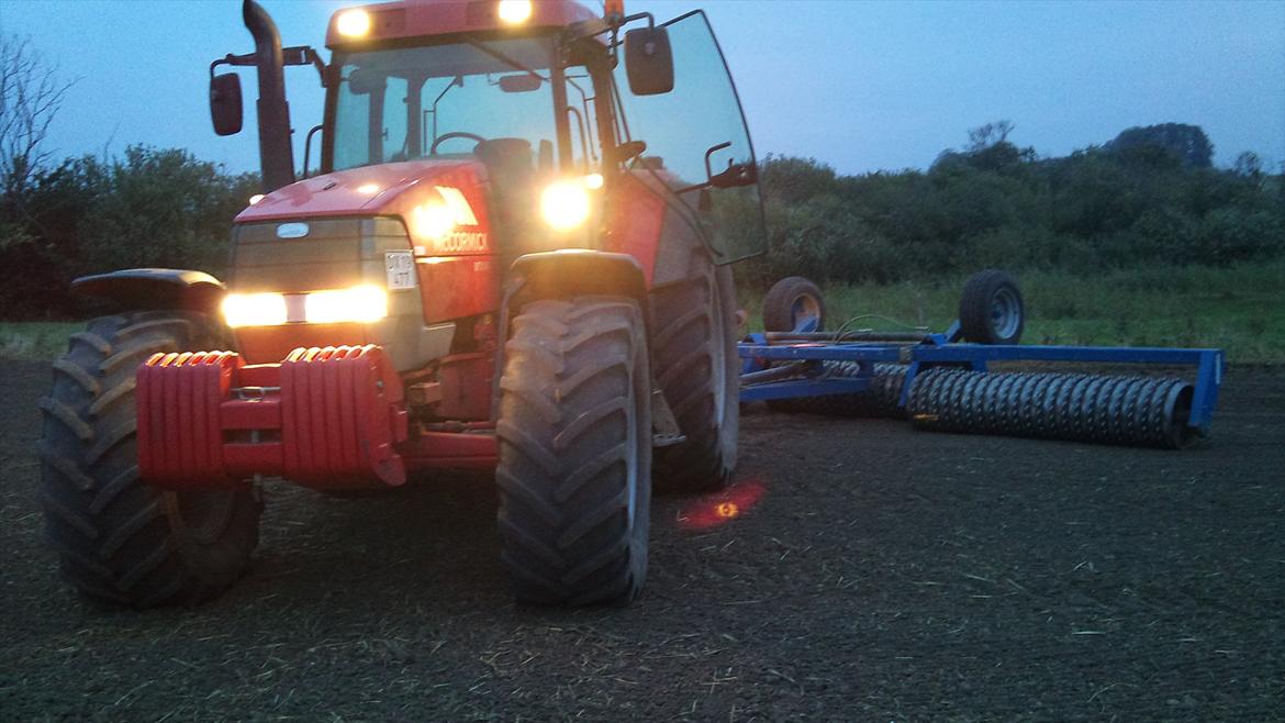 McCormick MTX 140 - Sidste år da jeg var ude og tromle hveden. Ved godt at kvaliteten på billedet ikke er i top, men havde altså kun telefonen med. billede 8