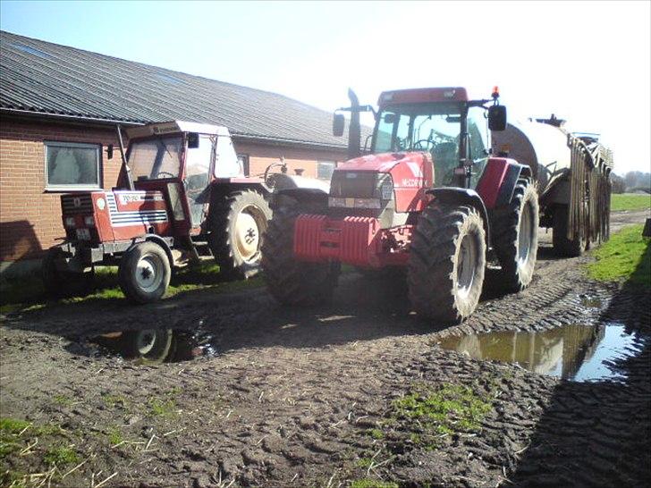 McCormick MTX 140 - McCormick'en, og PE-DO gyllevogn'en, og Fiat'en med slamsugeren. billede 12