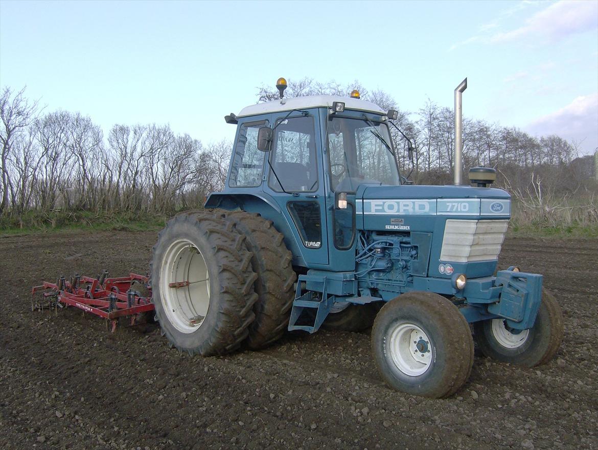 Ford 7710 - Efterårs arbejde med Kongskilde såbedsharve.. billede 2