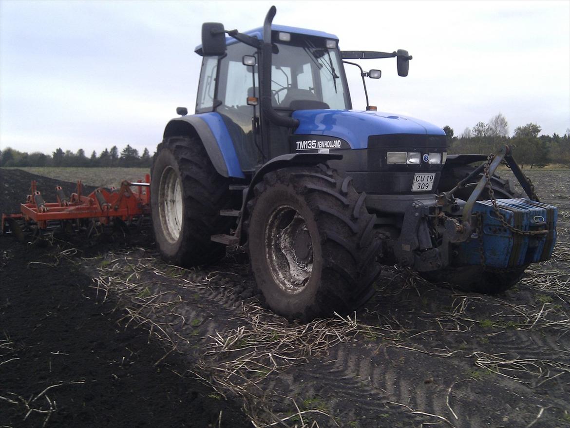 New Holland TM 135 - Harver lidt kartoffeljord med den :) billede 4