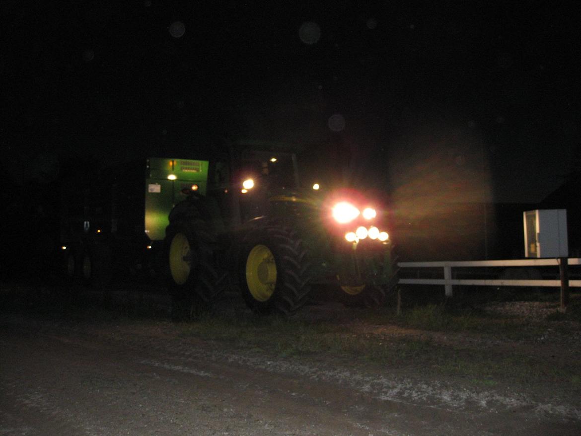 John Deere 7920 - En sen aften på vægten.. billede 2